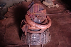 14 1 Himba-Dorf bei Epupa 27 Schmuck+Decke über Duftstein